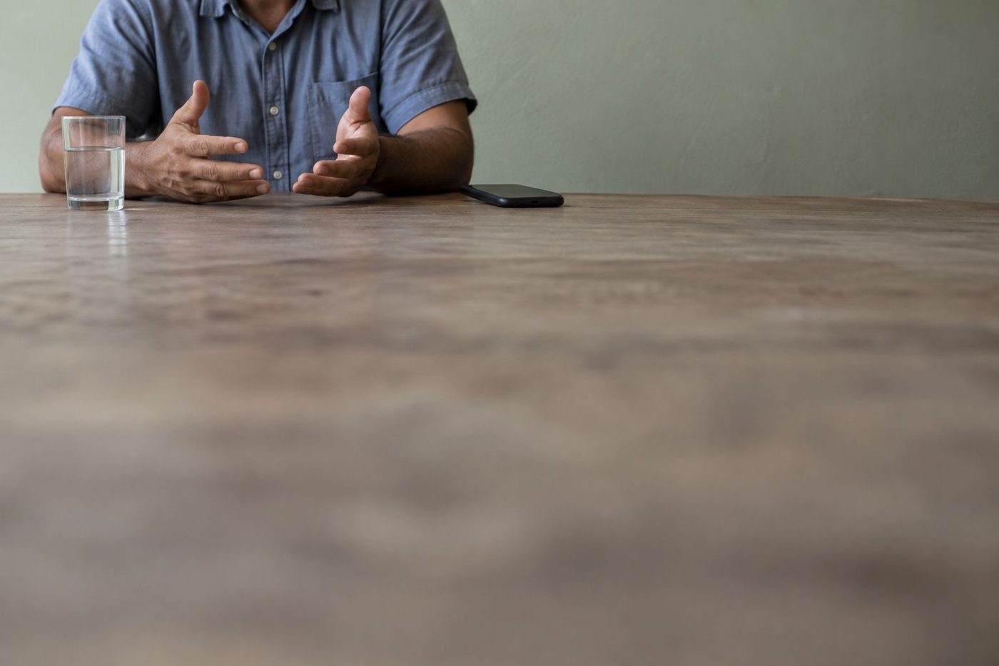 Conversa inicial sobre o caso, à mesa, no atendimento de família e sucessões